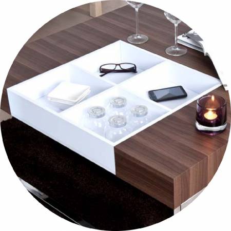 Witte opbergdoos, zodat de salontafel visueel en in gebruik meer verandert.